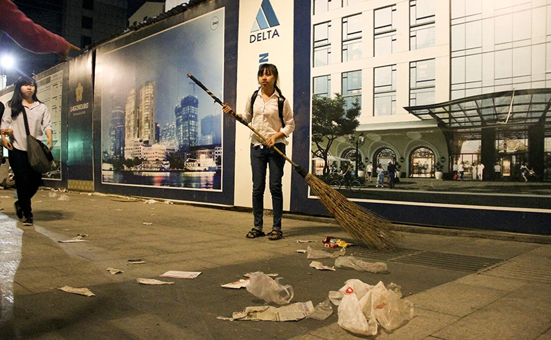 Những bạn trẻ nhặt rác sau giao thừa ở trung tâm Sài Gòn ảnh 14